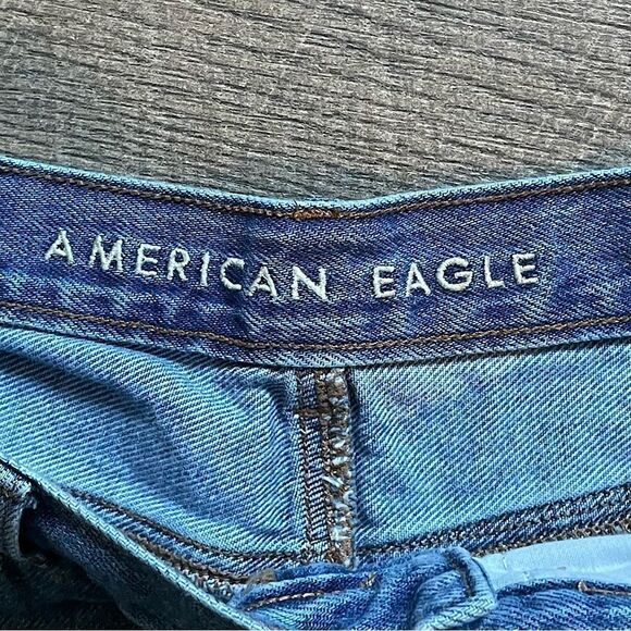 American Eagle, Light/Medium-Wash, High-Rise, “Mom Jeans”. Size 8. - Picture 3 of 5